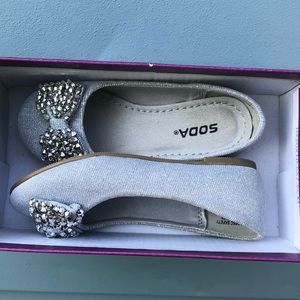 Silver bow soda shoes